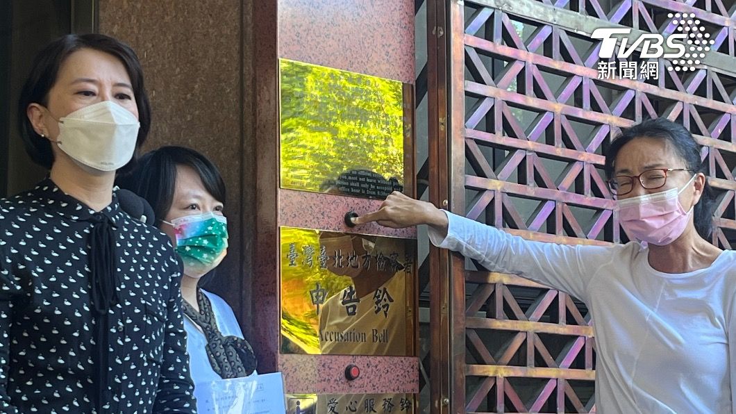 前中姐張淑娟昨前往北檢告媒體人周玉蔻,由北市議員王鴻薇陪同。(圖/TVBS)
