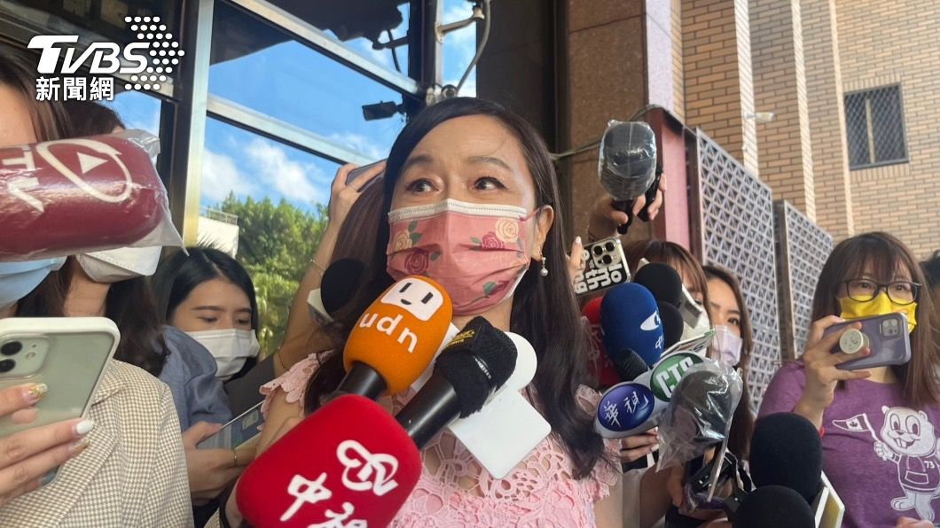 媒體人周玉蔻搶在張淑娟提告前,向她「深深一鞠躬道歉」。(圖/TVBS)
