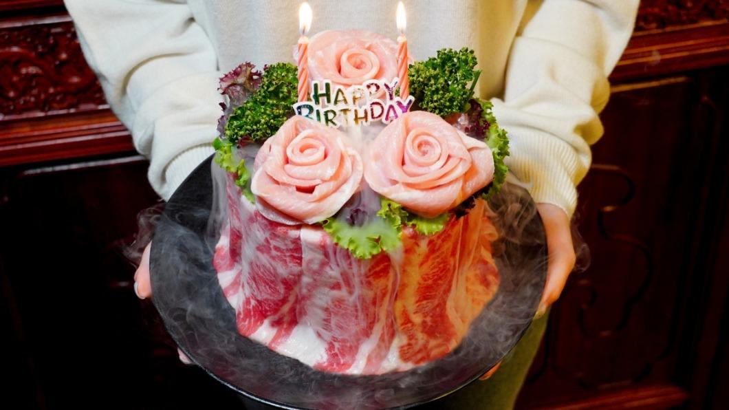 只要提前1日訂位,4成人同行、每人消費滿800元,即贈「生日肉蛋糕」1個。(圖/馬辣集團提供)