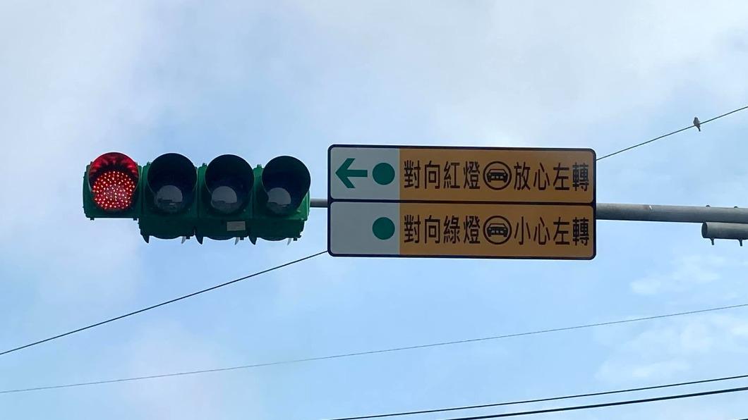 看嘸？桃園綠燈左轉注意「2行字說明」　用路人怒批多餘