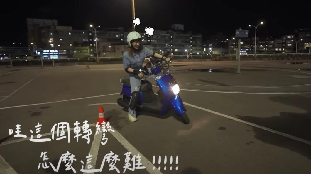 泱泱為了考機車駕照還報名駕訓班。(圖/翻攝自泱泱YT)