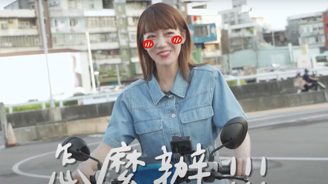 泱泱拿到駕照後非常開心。(圖/翻攝自泱泱YT)