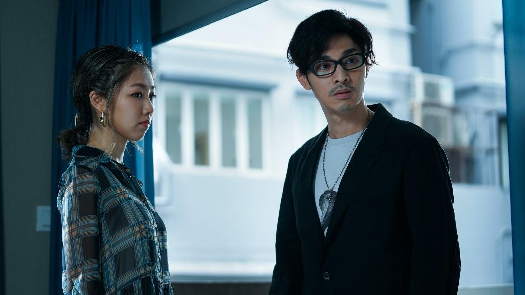 《失衡兇間》中的《暗角》顏卓靈及關楚耀。(圖/華映提供)