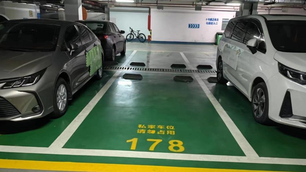 左右兩車車門「巧拼鋪好鋪滿」+寫字哀求防刮!笑翻全網