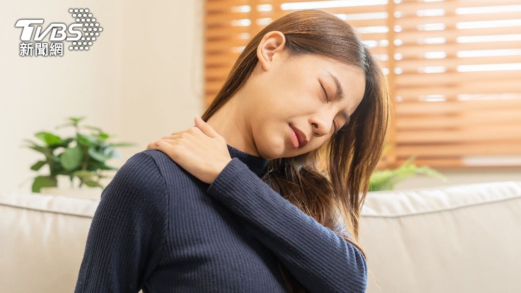 腹痛會傳到右肩膀、肩胛骨還有胸部。(示意圖/shutterstock達志影像)