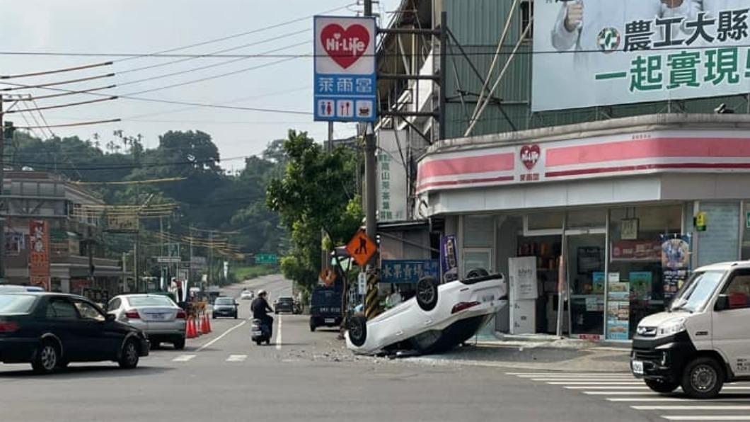 兩車都闖黃燈。(圖/翻攝自爆料公社)