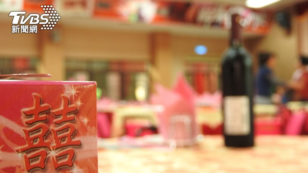 餓死鬼投胎?喜宴遇這家人「菜剛上掃光半盤」 同桌傻眼