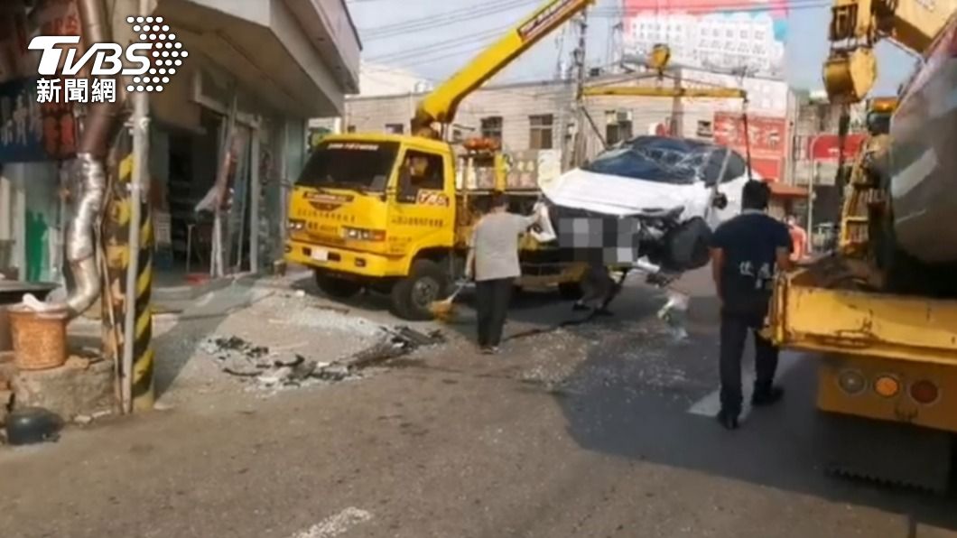 無妄之災！2車闖黃燈對撞　轎車翻覆毀超商