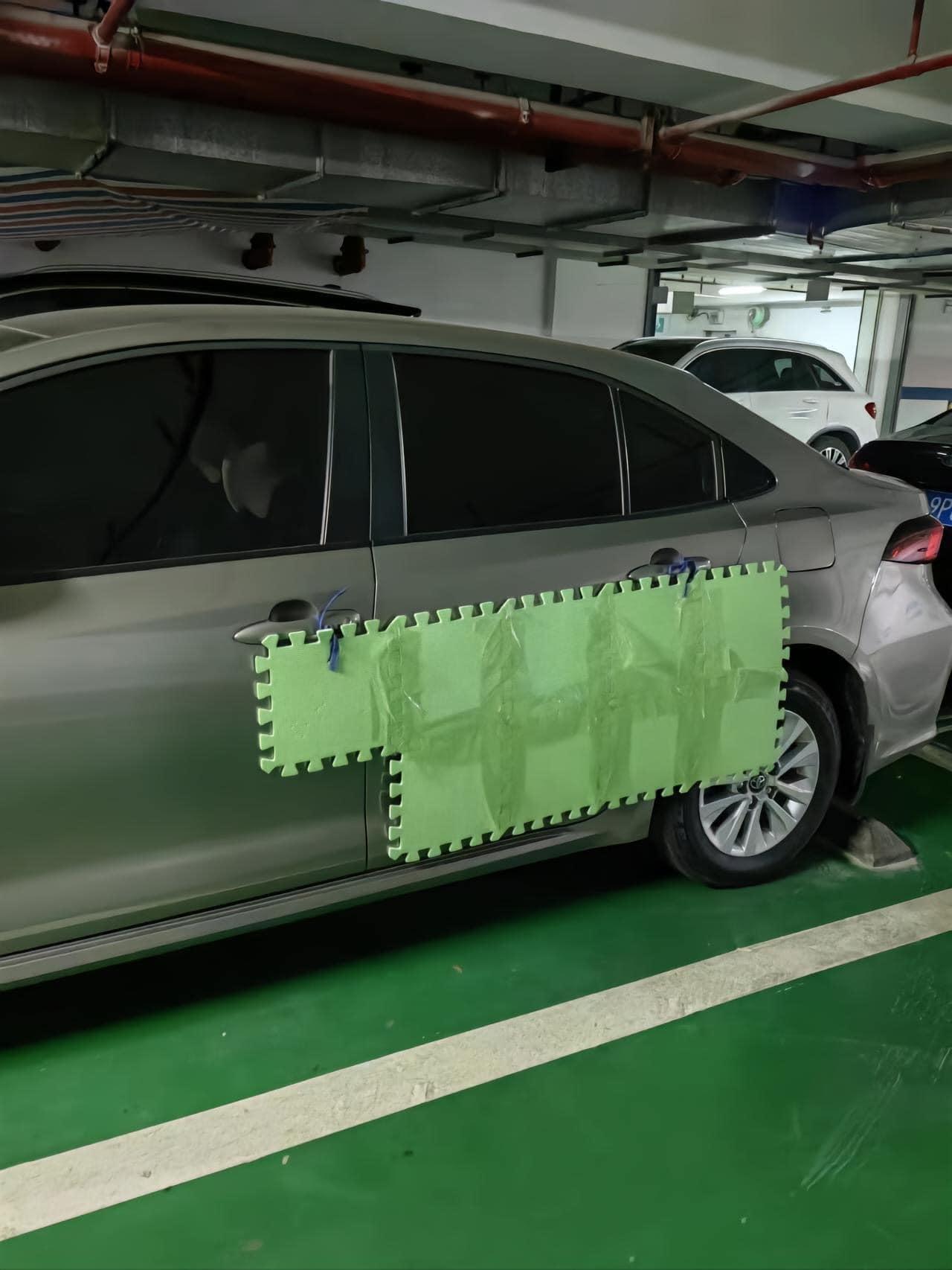 鄰居車主用巧拼擋好擋滿。(圖/翻攝自爆廢公社公開版)