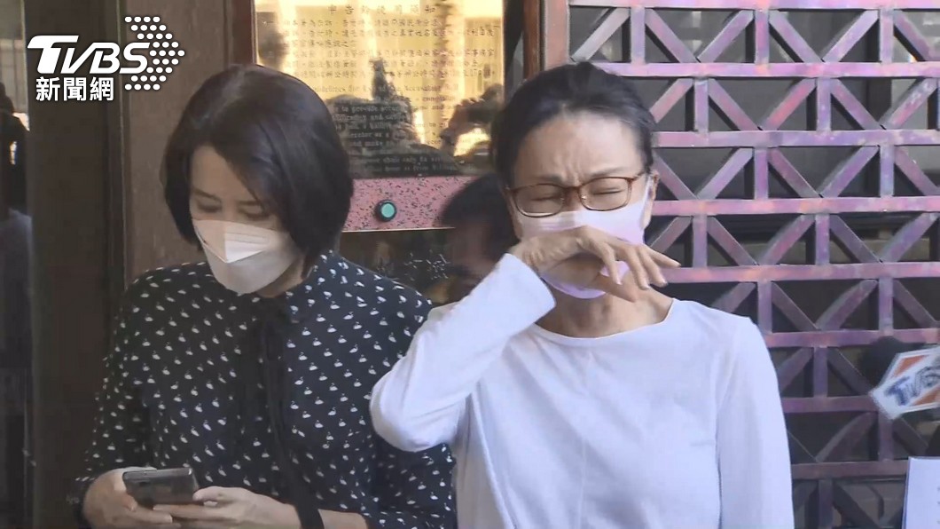 張淑娟昨按鈴提告,一度委屈落淚。(圖/TVBS)