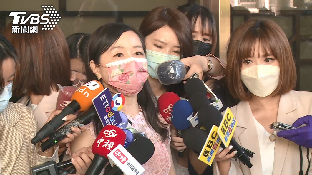 被周玉蔻點名「妹妹長這麼漂亮」 正妹記者無罩真面目曝