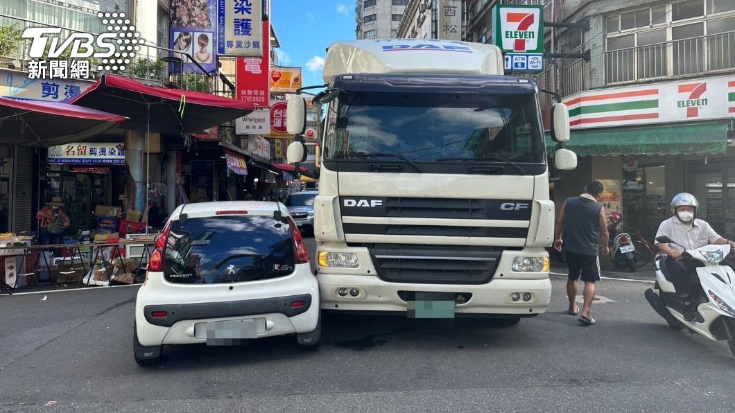 駕車回家遭大貨車撞上。(圖/經紀人提供)