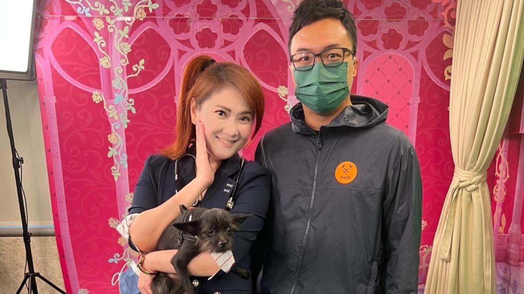 薛楷莉和流浪犬訓練師。(圖/中天新聞提供)