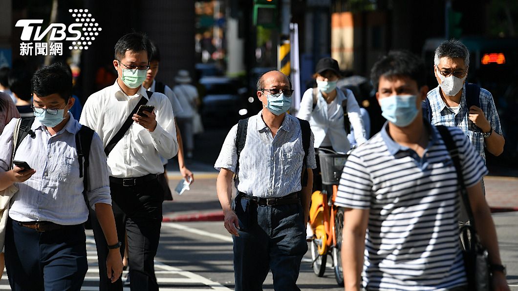 台灣出入場所仍須佩戴口罩。(示意圖/shutterstock達志影像)