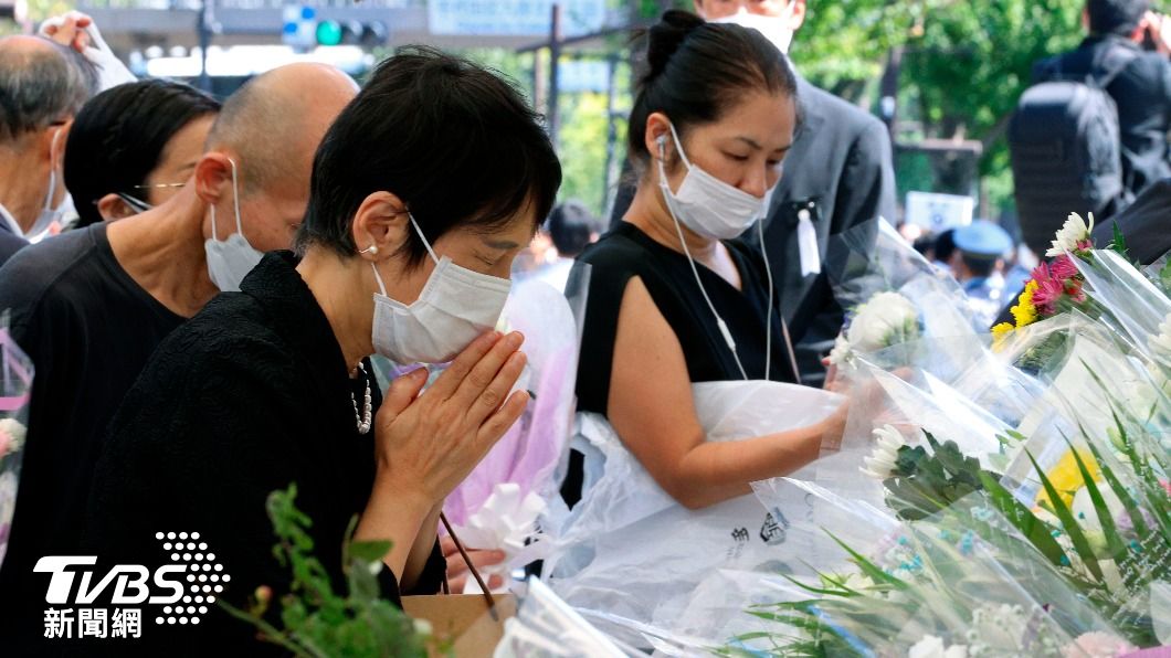 動員2萬警力!安倍國葬今下午舉行 獻花民眾大排長龍
