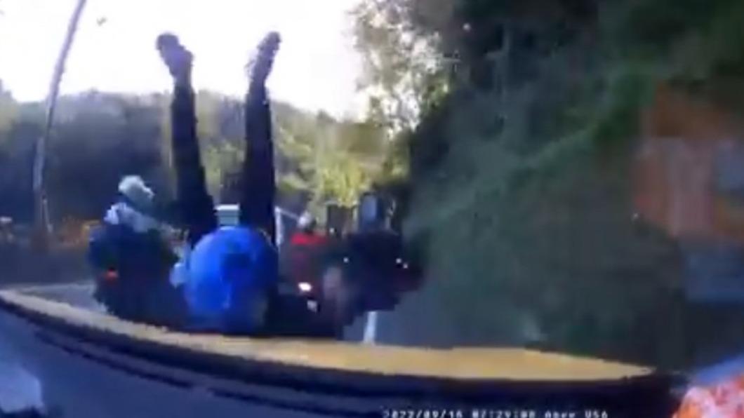 94愛台灣!小黃運將聊U-18太開心沒看路 追尾撞2機車