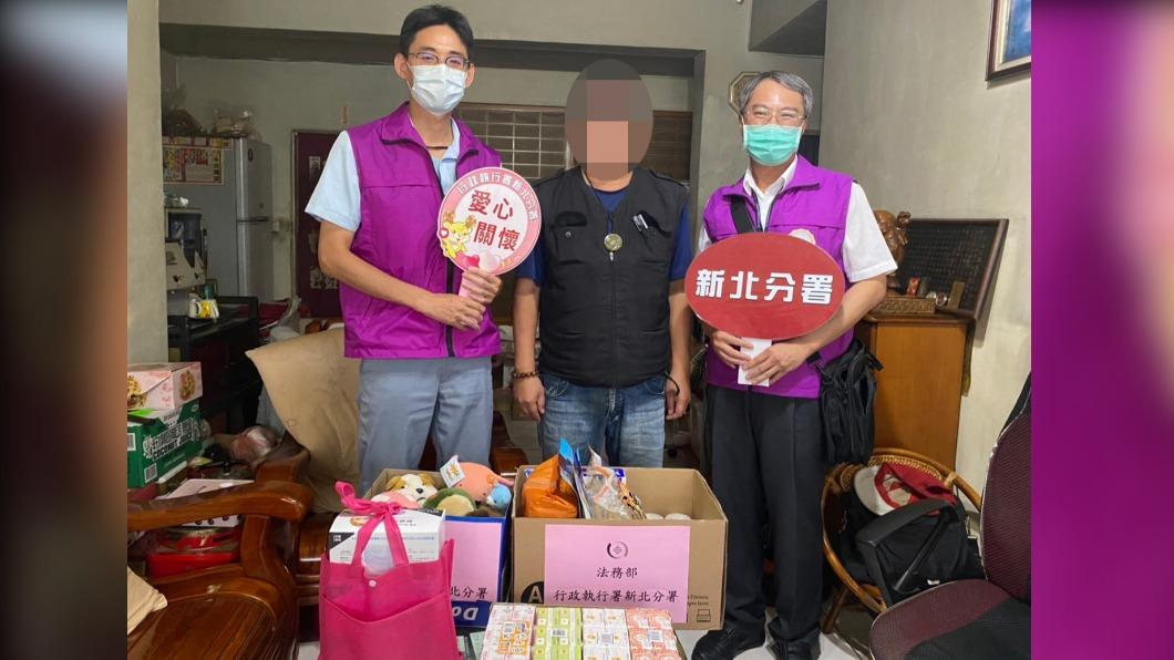 新北分署致贈愛心物資給予吳男一家。（圖／TVBS）