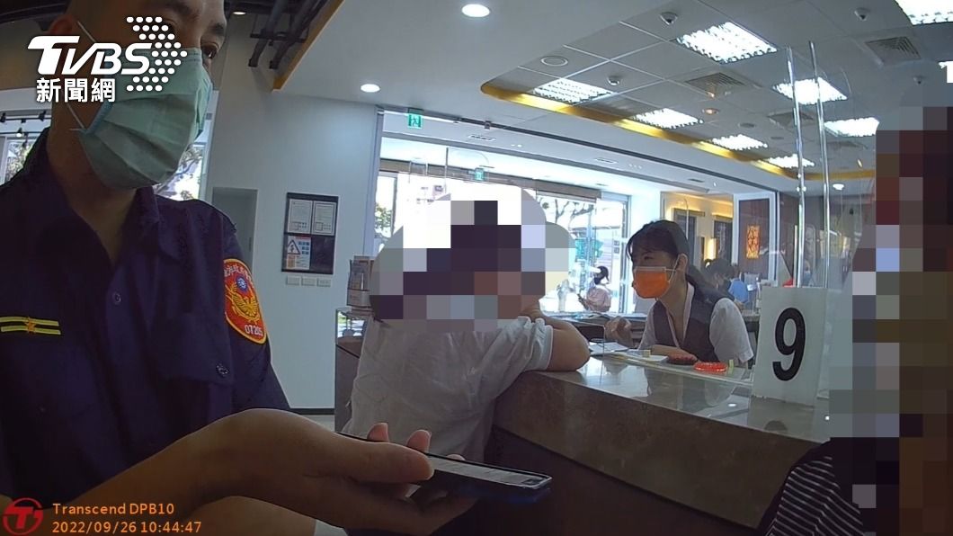 員警和婦人說，匯款保證金就是詐騙集團伎倆。（圖／TVBS）