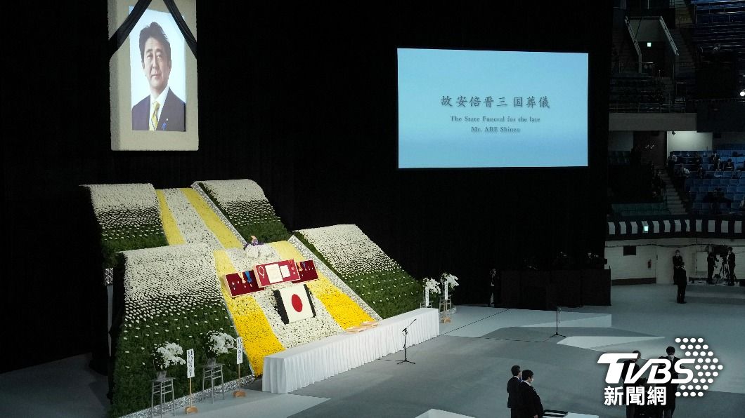 設計者指出,中間的黃白花代表安倍作為政治家的道路。(圖/達志影像美聯社)