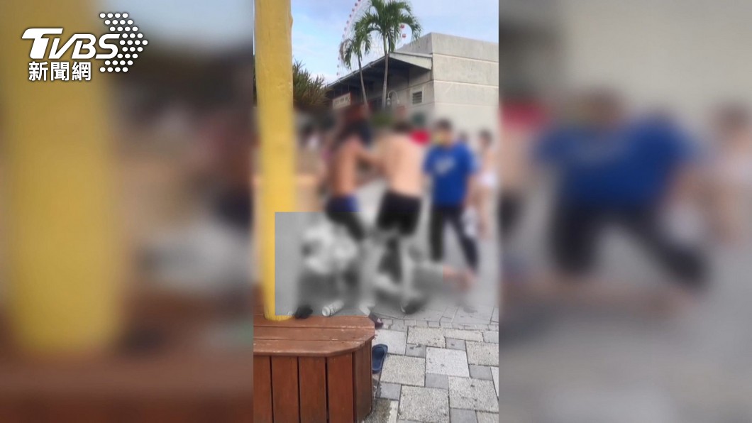 4男聯合壓制疑似偷拍男子。(圖/翻攝自民眾IG)