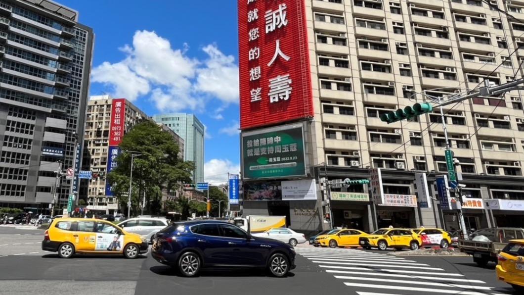 徐巧芯在北市三大路口刊登「投給陳時中,就是支持周玉蔻」的看板。(圖/徐巧芯提供)