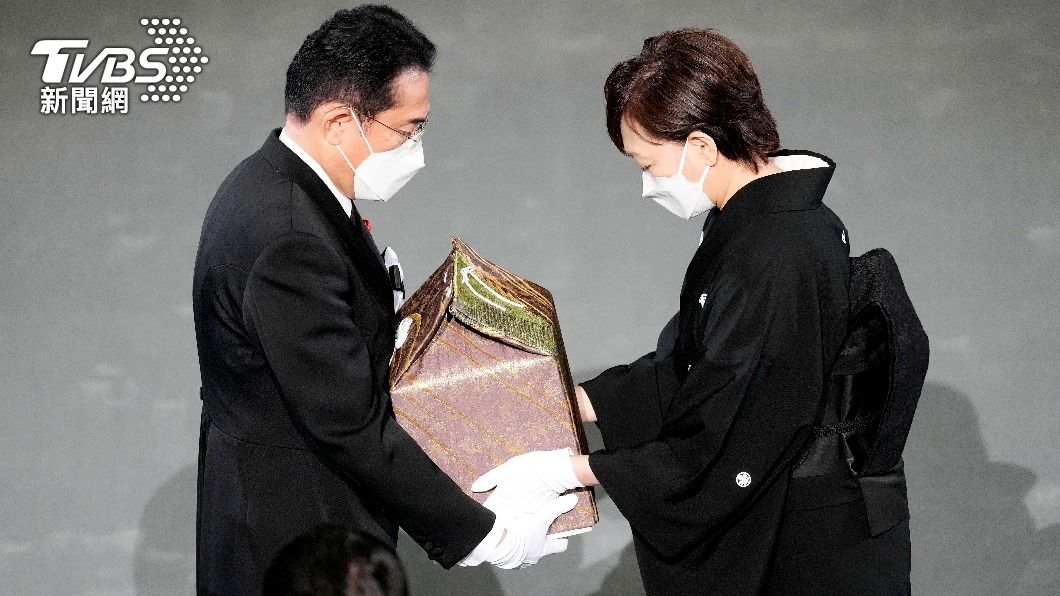 昭惠夫人將遺骨交給日本首相岸田文雄。(圖/達志影像美聯社)