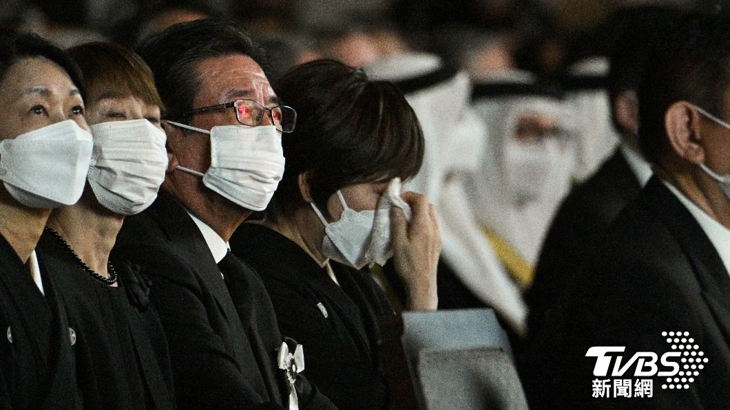 會場播放紀念影片時,昭惠夫人頻頻拭淚。(圖/達志影像路透社)