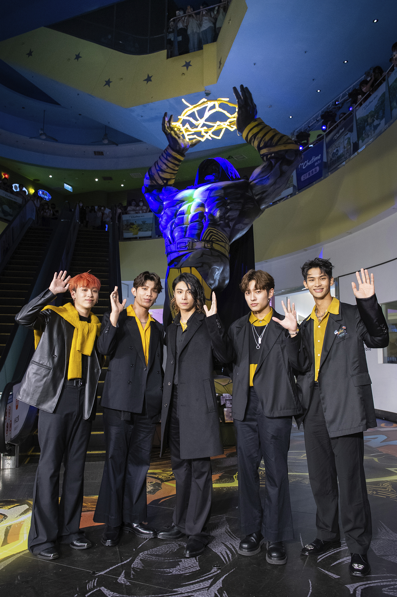 原子少年「火星」成員曹家齊（左）、陳峻廷、Max、李承隆、夏浦洋出場掀起粉絲暴動。（圖／華納提供）