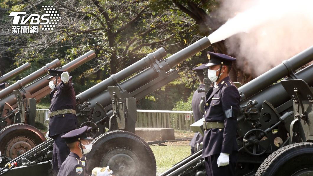 自衛隊擊出「弔砲」19聲響。(圖/達志影像美聯社)