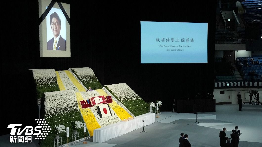 日本已故前首相安倍今日在日本武道館舉行國葬,會場設計主題為他最愛的富士山。(圖/達志影像美聯社)