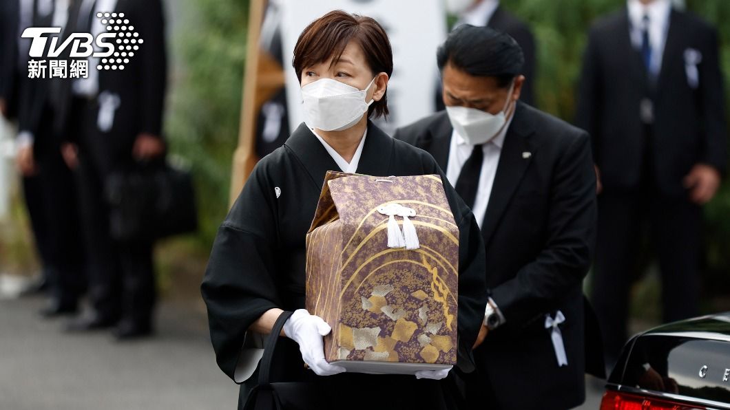 安倍遺孀昭惠夫人手持遺骨抵達會場。(圖/達志影像美聯社)
