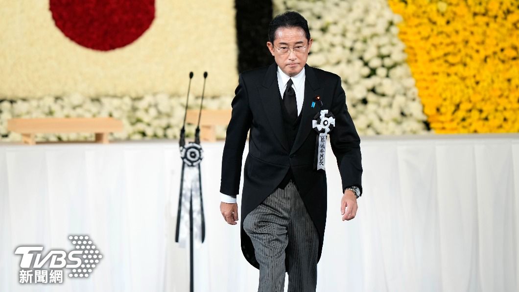 日本首相岸田文雄致詞哀悼,表示安倍是位有勇氣的人。(圖/達志影像美聯社)