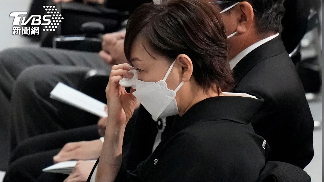 安倍遺孀昭惠夫人在國葬儀式中頻頻拭淚。(圖/達志影像美聯社)