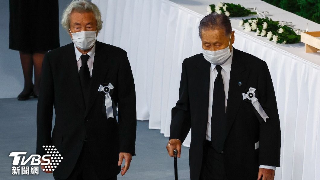 日本前首相小泉純一郎(左)、森喜朗(右)上前獻花。(圖/達志影像美聯社)