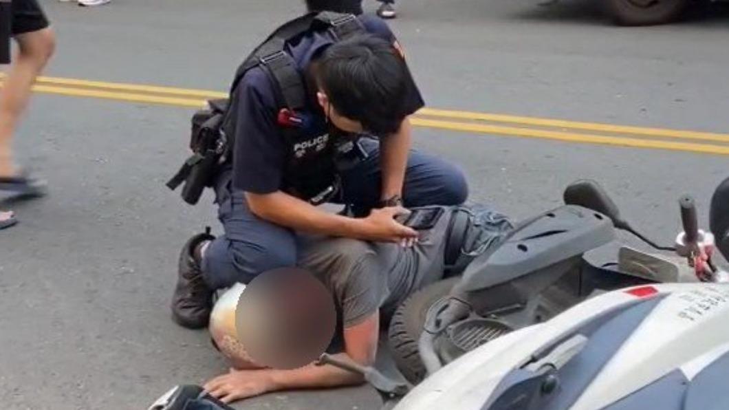 員警霸氣單手壓制無照男。(圖/翻攝自記者爆料網)