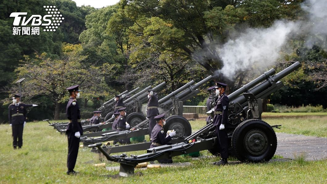 自衛隊擊出「弔砲」19聲響。(圖/達志影像美聯社)