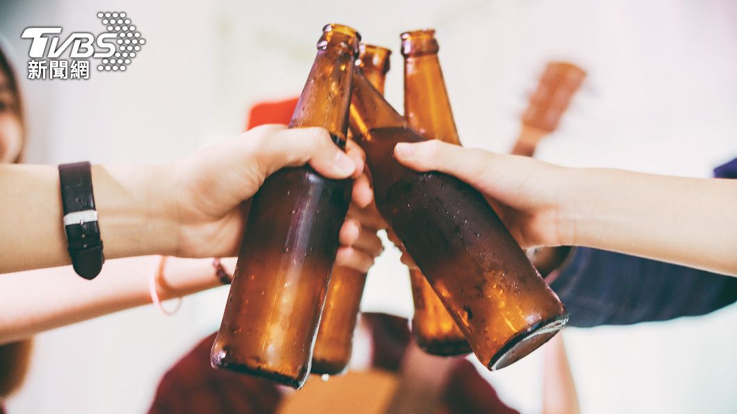 現代人經常會進行小酌。(示意圖/shutterstock達志影像)