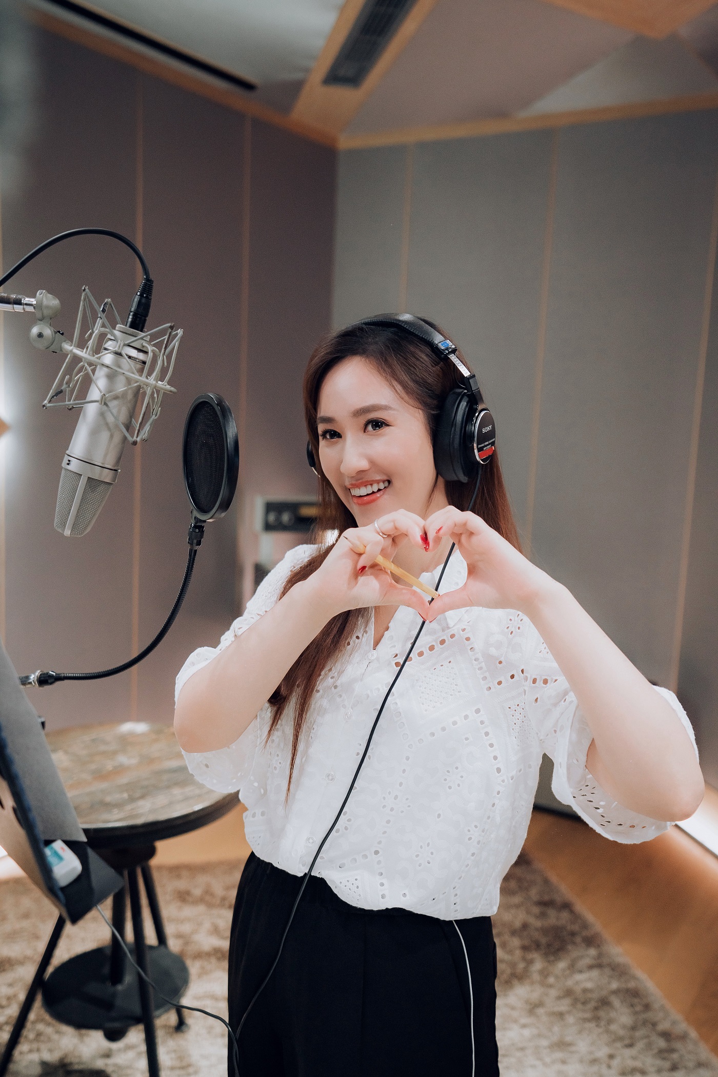吳姍儒為公益單曲獻出錄音室初體驗。(圖/關懷台灣文教基金會×大鵬傳播提供)