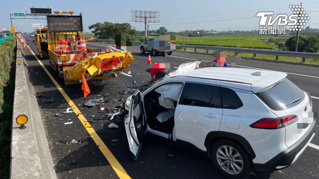 又是自動駕駛!休旅車未注意路況 「撞國道工程車」車頭爛