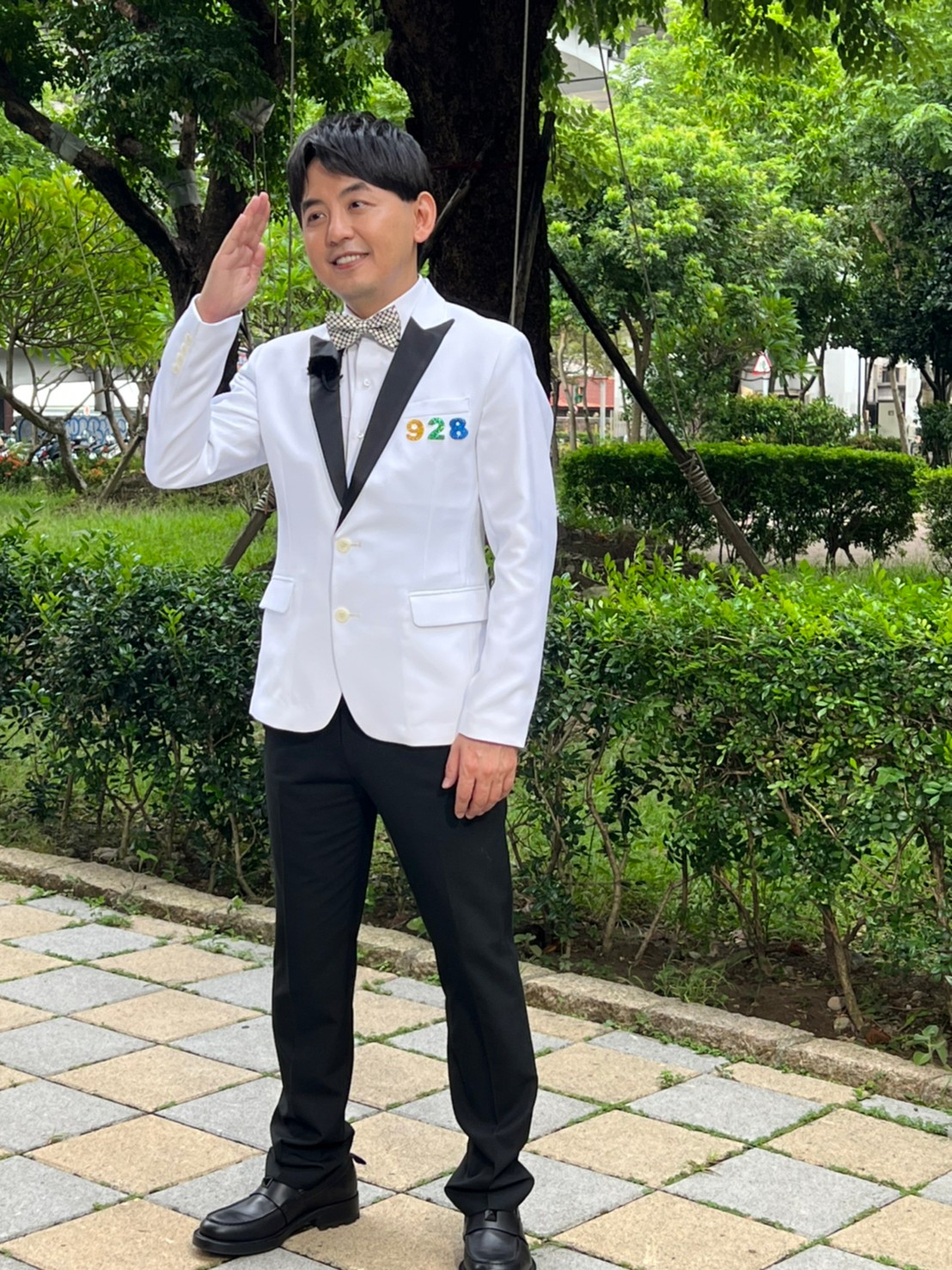 黃子佼推出公益募款單曲,邀請幾位演藝圈當過老師的佼佼者獻聲。(圖/關懷台灣文教基金會×大鵬傳播提供)