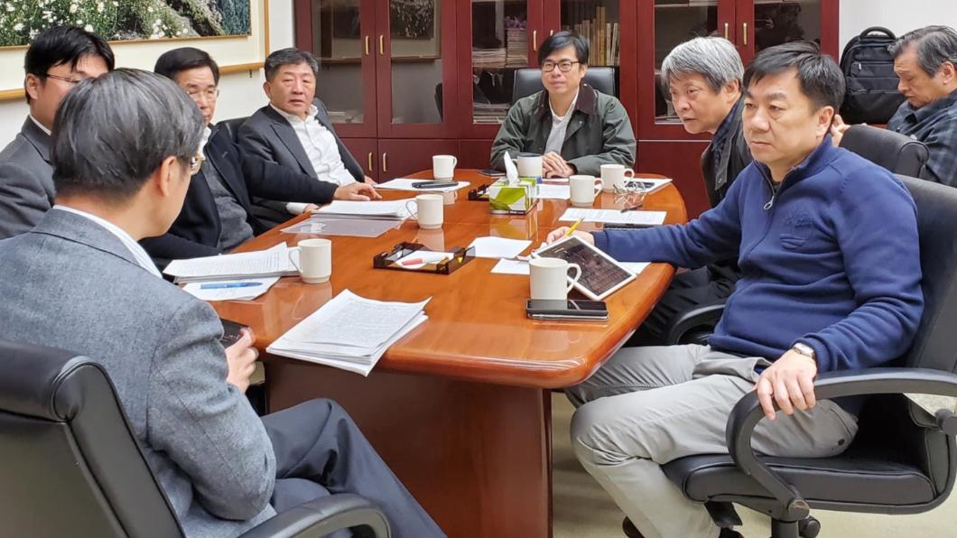 陳其邁時任行政院副閣揆時碰到COVID-19爆發，他利用大數據來研擬防疫措施。（圖／翻攝陳其邁臉書）