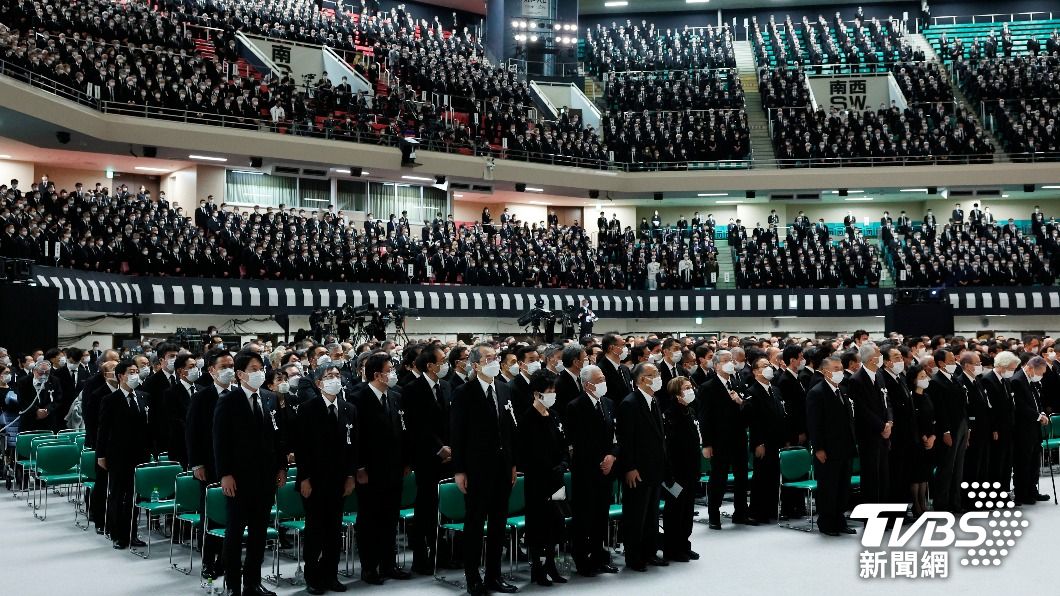 廁所危機!男性賓客太多 日媒:安倍國葬會場男廁被擠爆