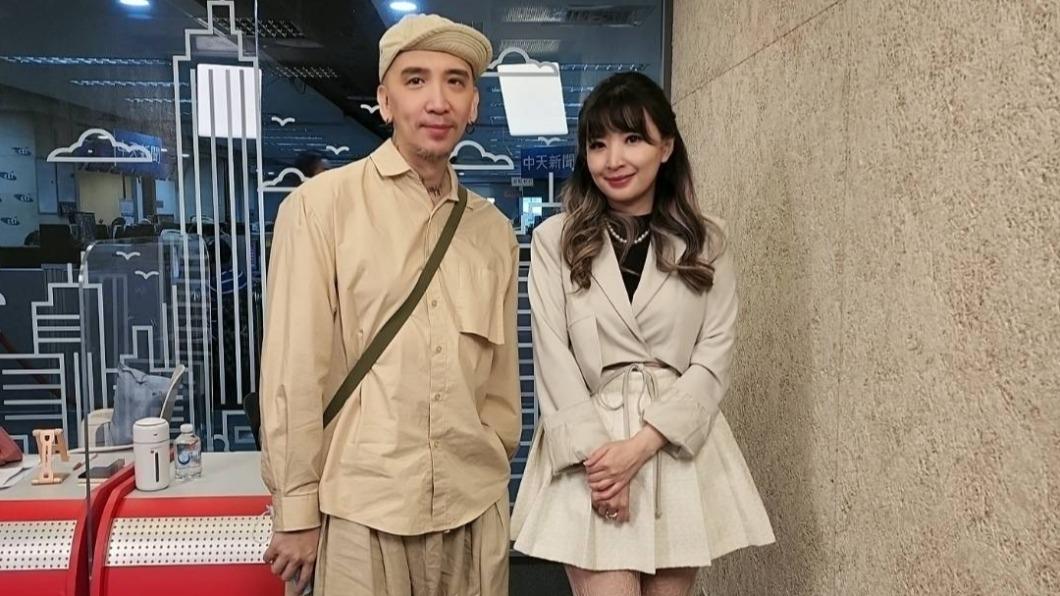 兩性作家H(右)和主持人王宜安日前錄影。(圖/中天提供)