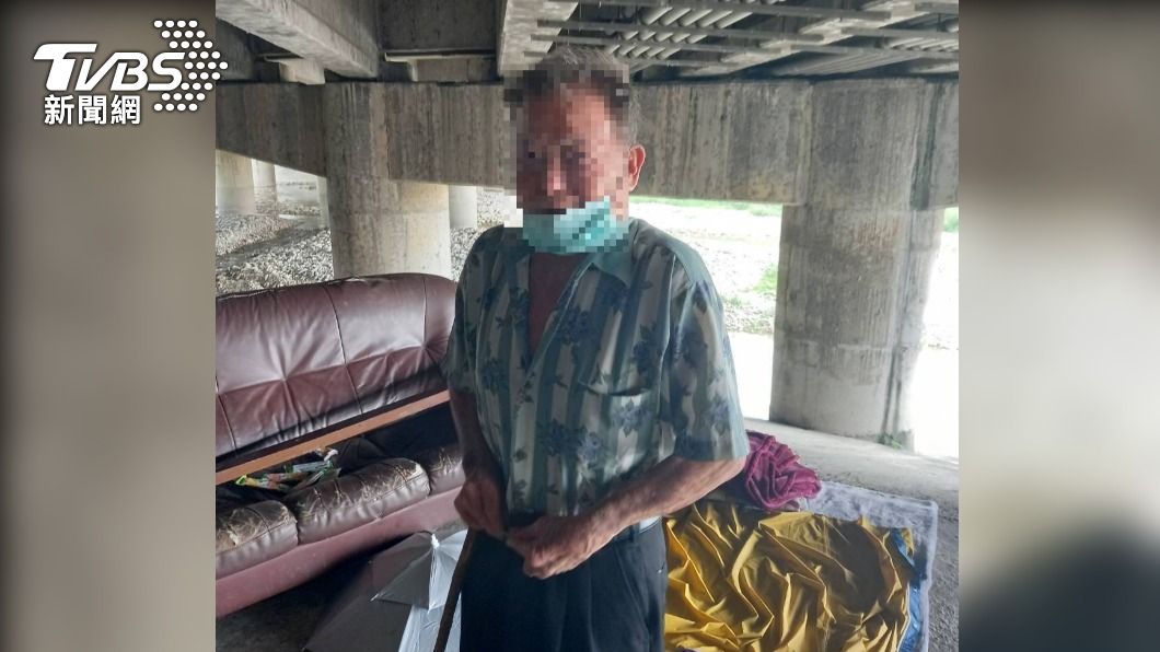 病翁不忍拖累家人…躲橋下1個月 女兒淚:以為再也見不到