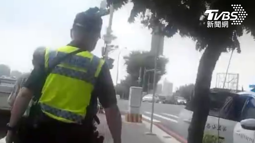 警方經勸導後將老翁帶回警局休息。(圖/TVBS)