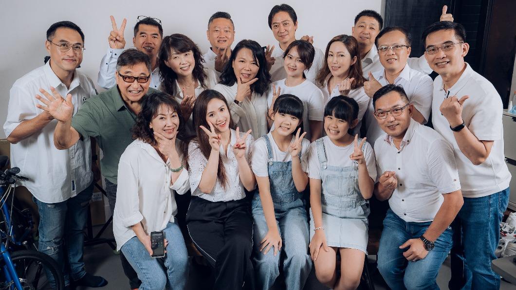 吳姍儒、左左右右為公益單曲獻唱,與老師同學們大合照。(圖/台灣文教基金會×大鵬傳播提供)