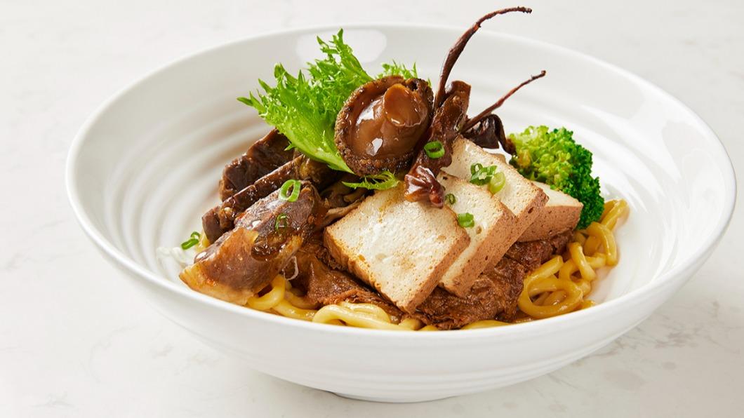細燉牛肉乾拌麵除牛腱與牛筋之外加上香Q鮑魚、脆嫩鴨舌。(圖/酒店提供)