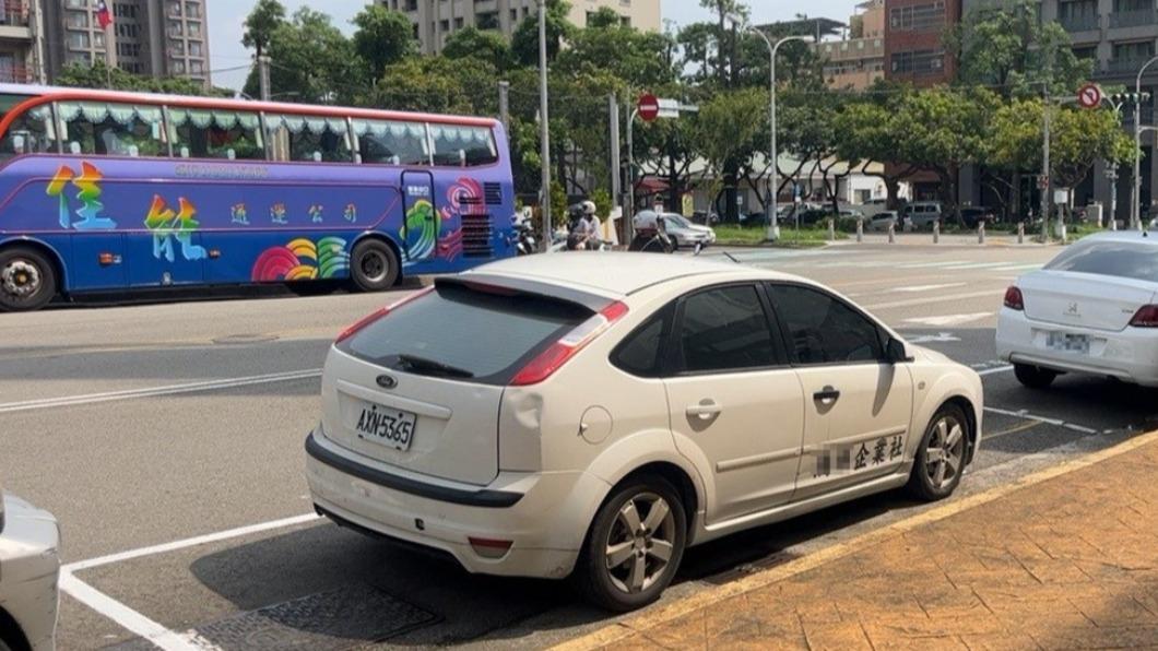 一格難求！「車位小偷」霸佔停車格　警一招識破秒拖吊