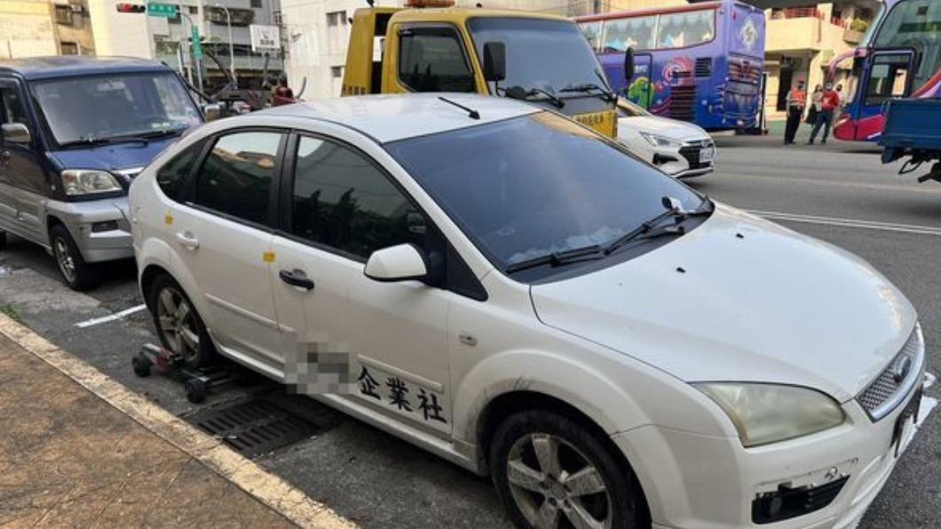 拖吊車立刻來拖吊。(圖/警方提供)