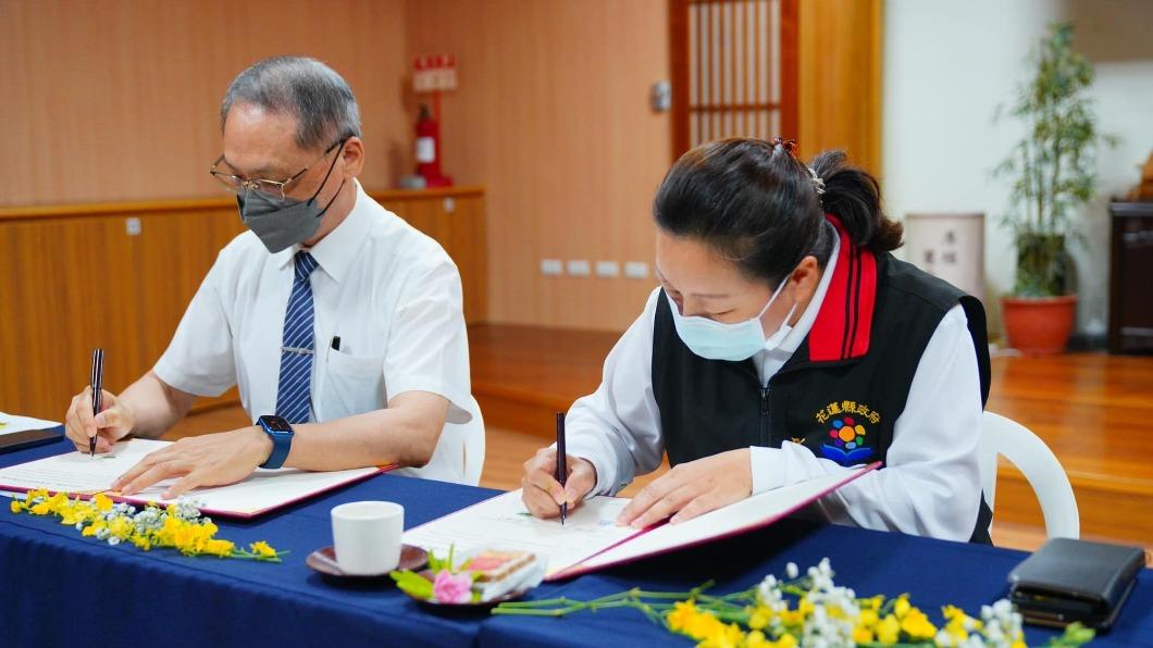 花蓮縣長徐榛蔚（右）與慈濟慈善事業基金會執行長顏博文代表（左）簽訂合作備忘錄。（圖／翻攝自臉書 徐榛蔚）